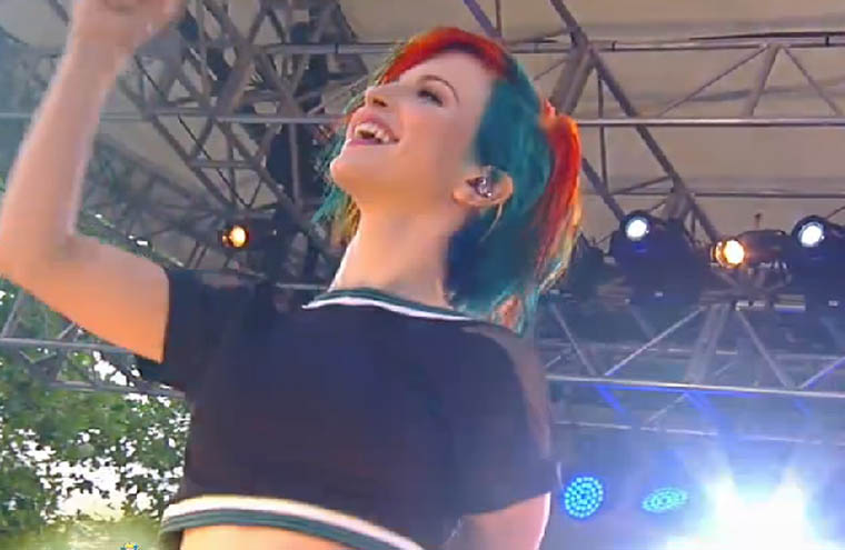Debaixo de chuva, Paramore apresenta 'Ain't it Fun' no Central Park