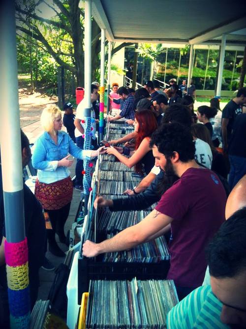 Feira de Discos realiza mais uma edição em SP, reunindo milhares de LPs