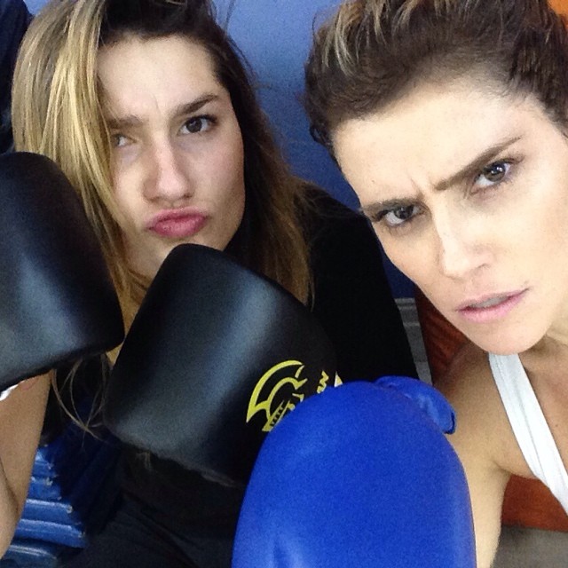 Deborah Secco treina com Sasha: 'Muito bem acompanhada'
