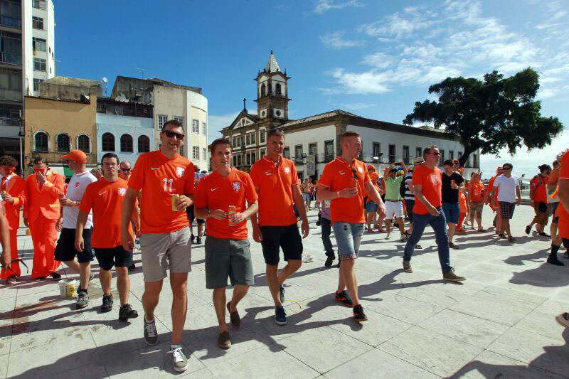 Torcida holandesa invade Salvador e conquista a capital baiana