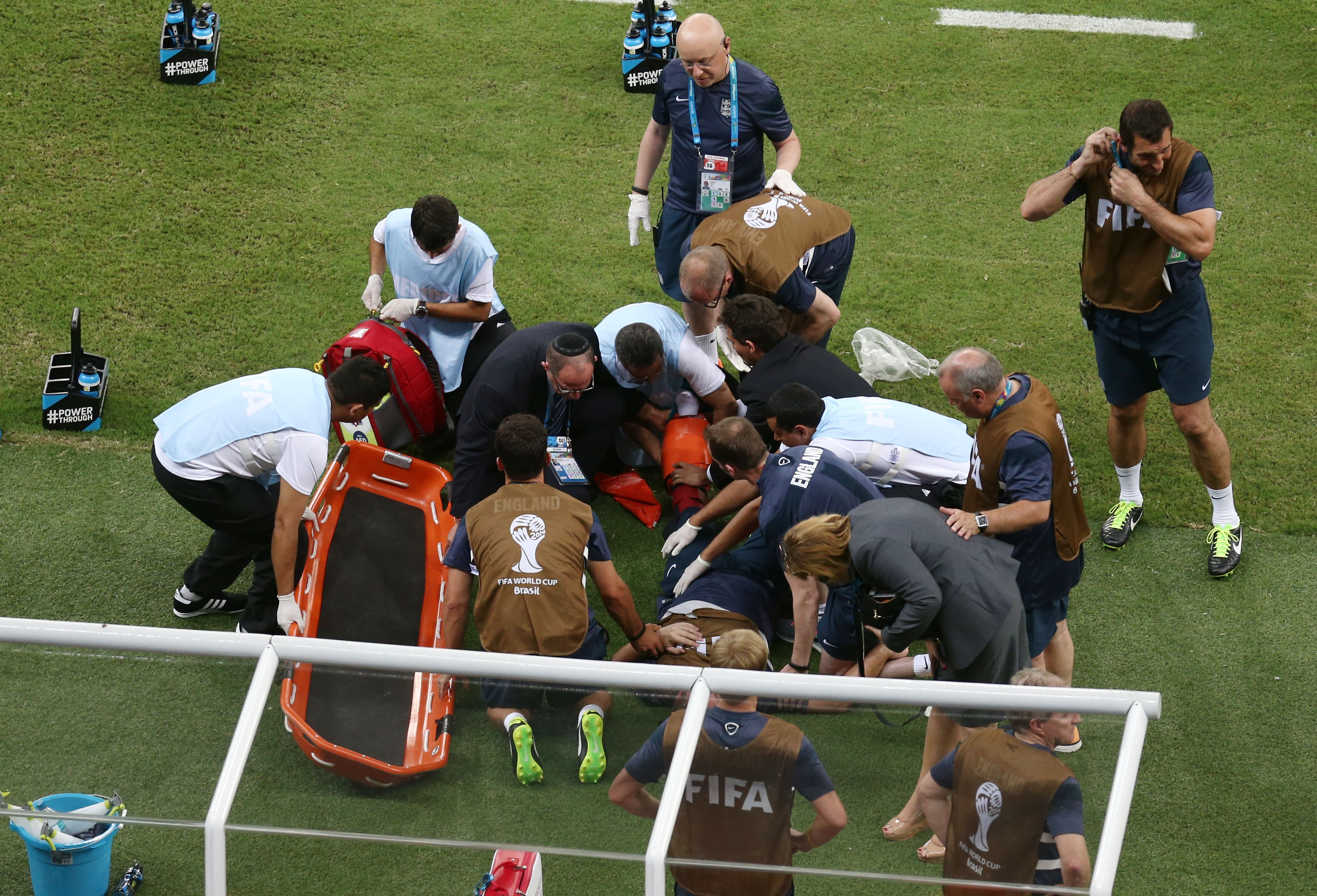 Fisioterapeuta da Inglaterra se machuca ao comemorar gol da equipe contra a Itália