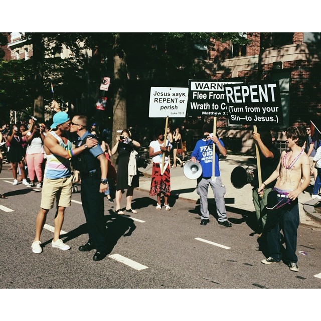Policial beija namorado durante parada gay em resposta a extremistas religiosos