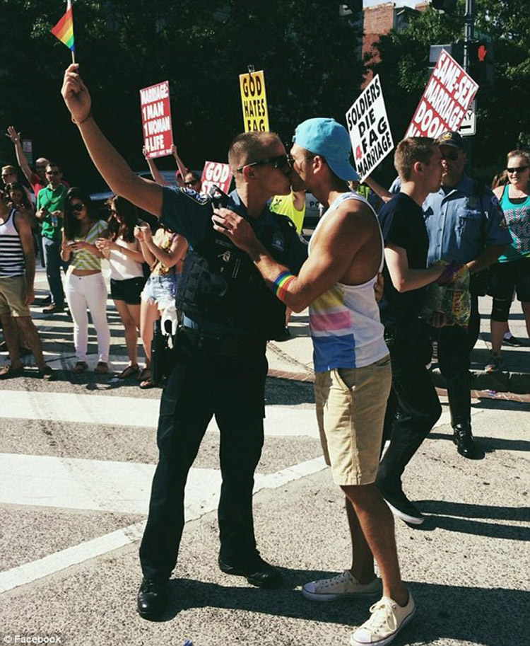 Policial beija namorado em protestos contra homossexuais
