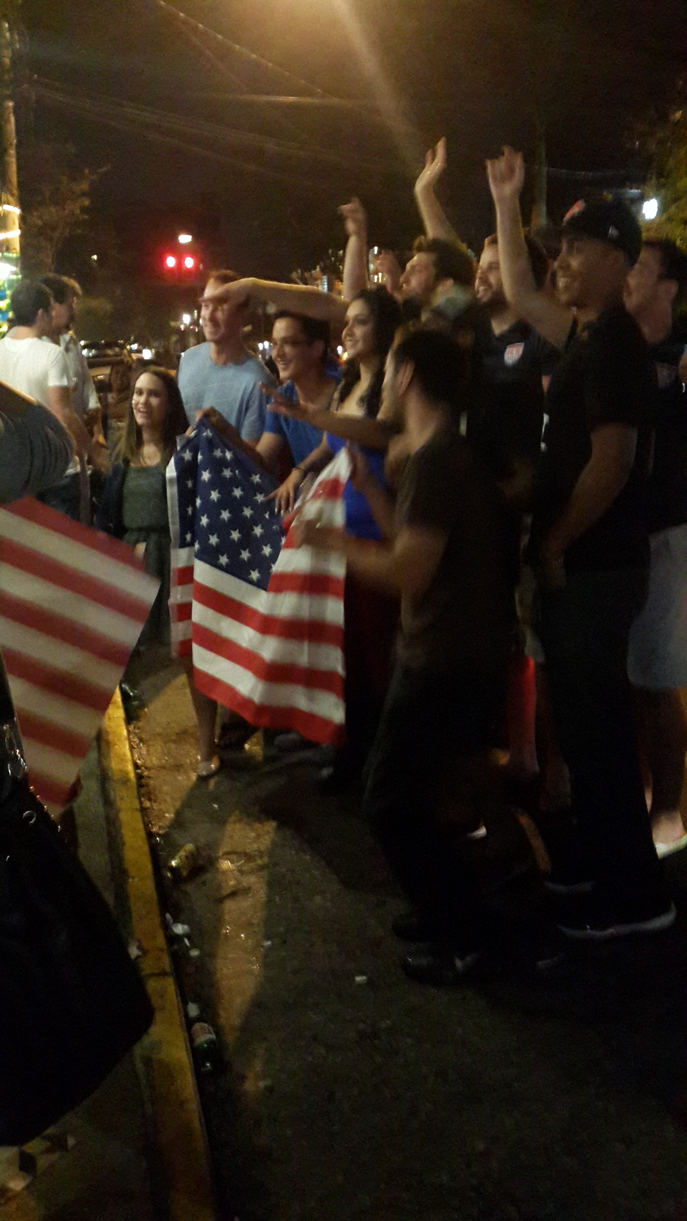 Americanos fizeram a festa na Vila Madalena após a vitória dos EUA