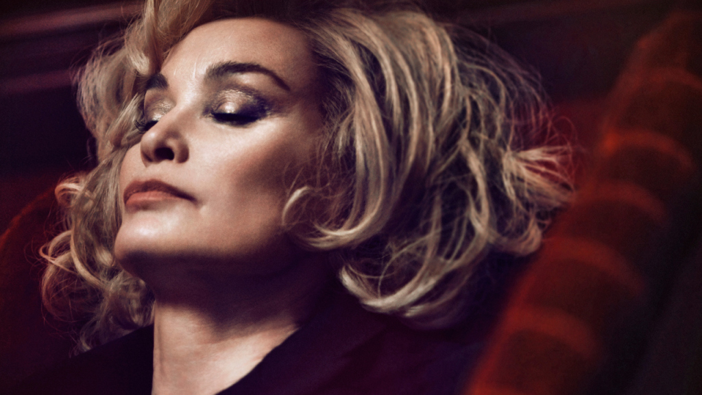 A atriz estadunidense Jessica Lange, de 65 anos, também será garota propaganda, só que da Marc Jacobs Beauty