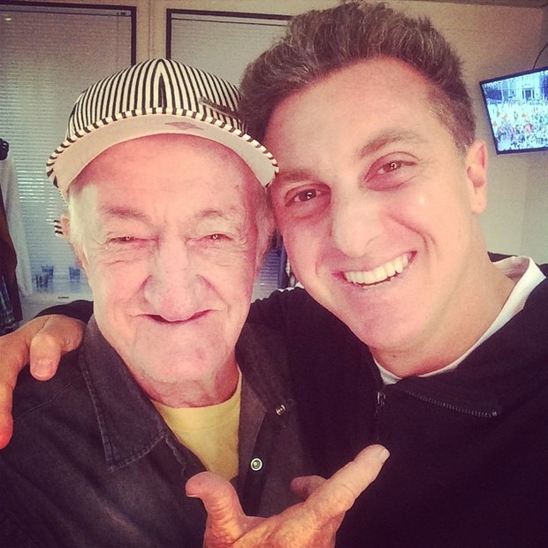 Russo visita Luciano Huck nos bastidores da Globo e ganha selfie com apresentador