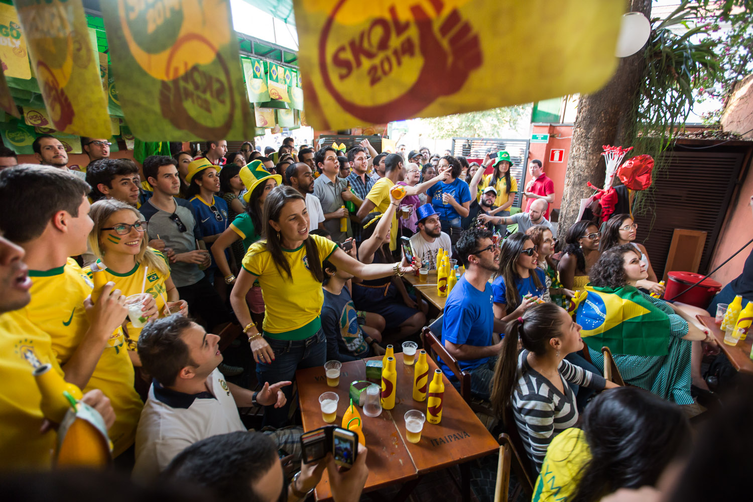 Brasileiros e gringos torcem unidos no jogo contra o México em hostel de SP