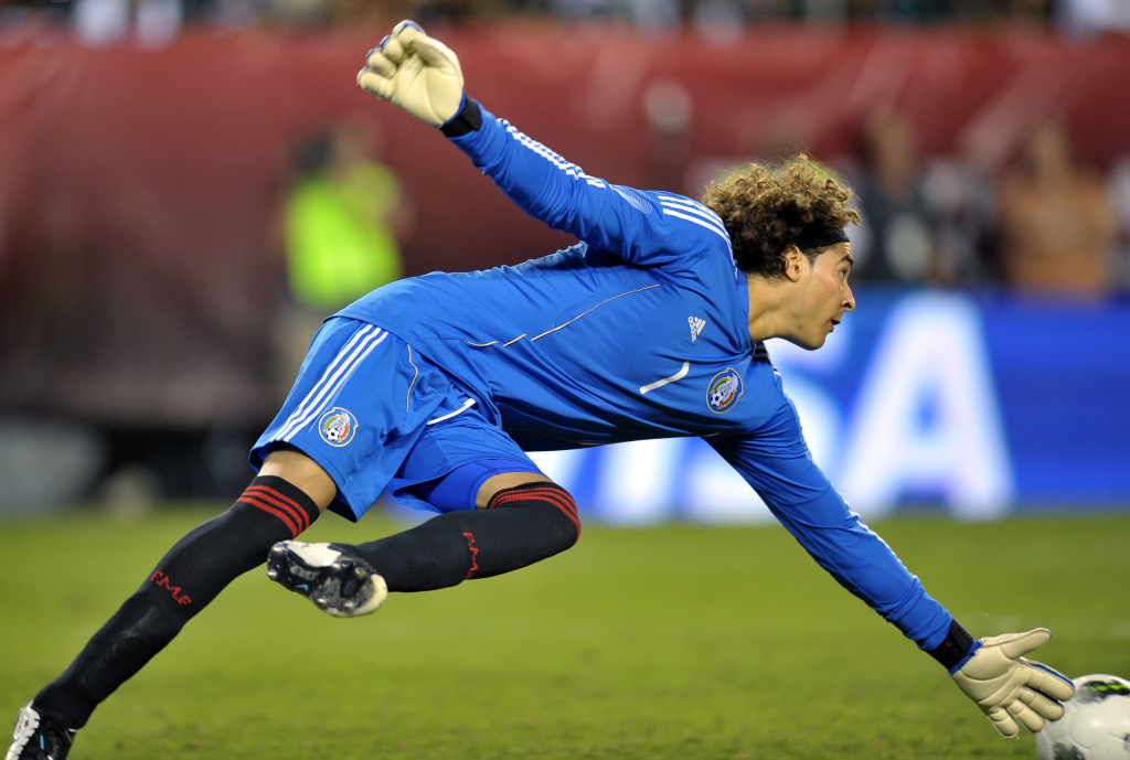 8 - Um dos melhores goleiros da Copa, Ochoa foi lembrado no oitavo lugar