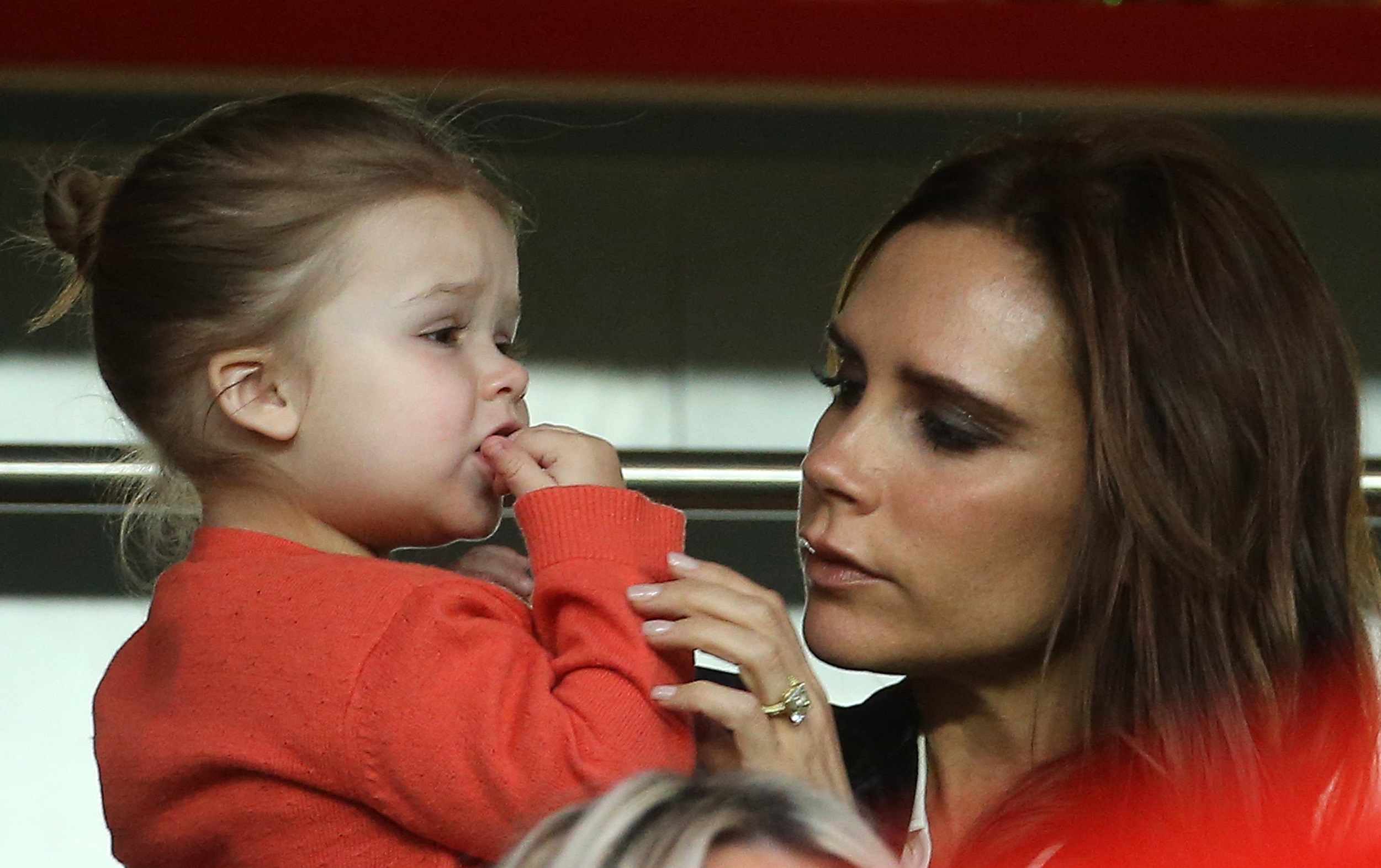 Victoria Beckham exibe orgulhosa look montado pela filha