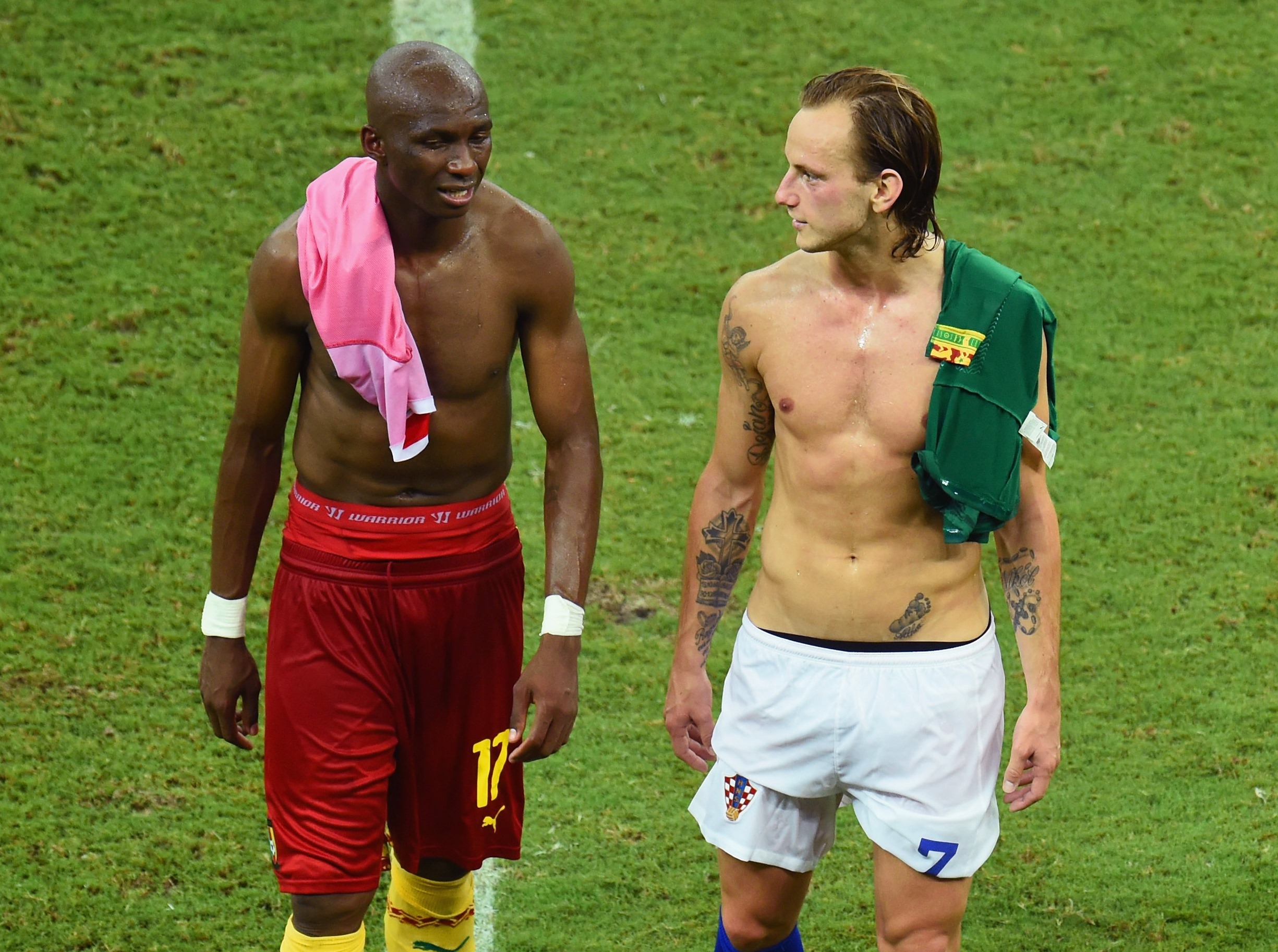 Trocar camisas é passado nesta Copa: a moda agora é trocar os shorts; assista