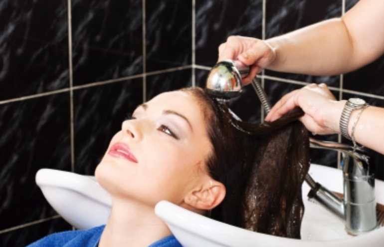 Americana deixa de usar shampoo por cinco anos e diz que cabelo ficou melhor