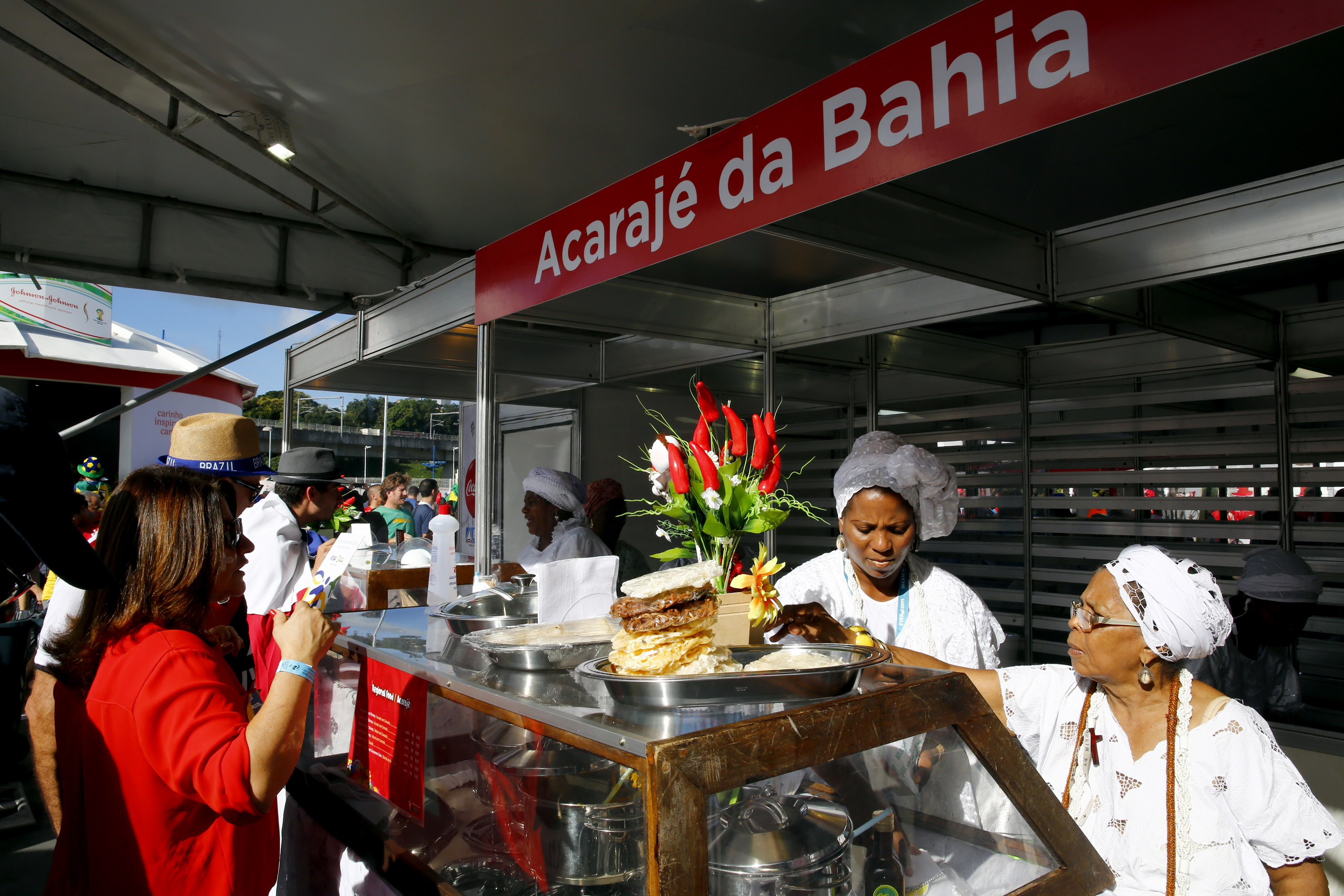 Acarajé faz sucesso entre franceses e suíços nos arredores da Fonte Nova, em Salvador