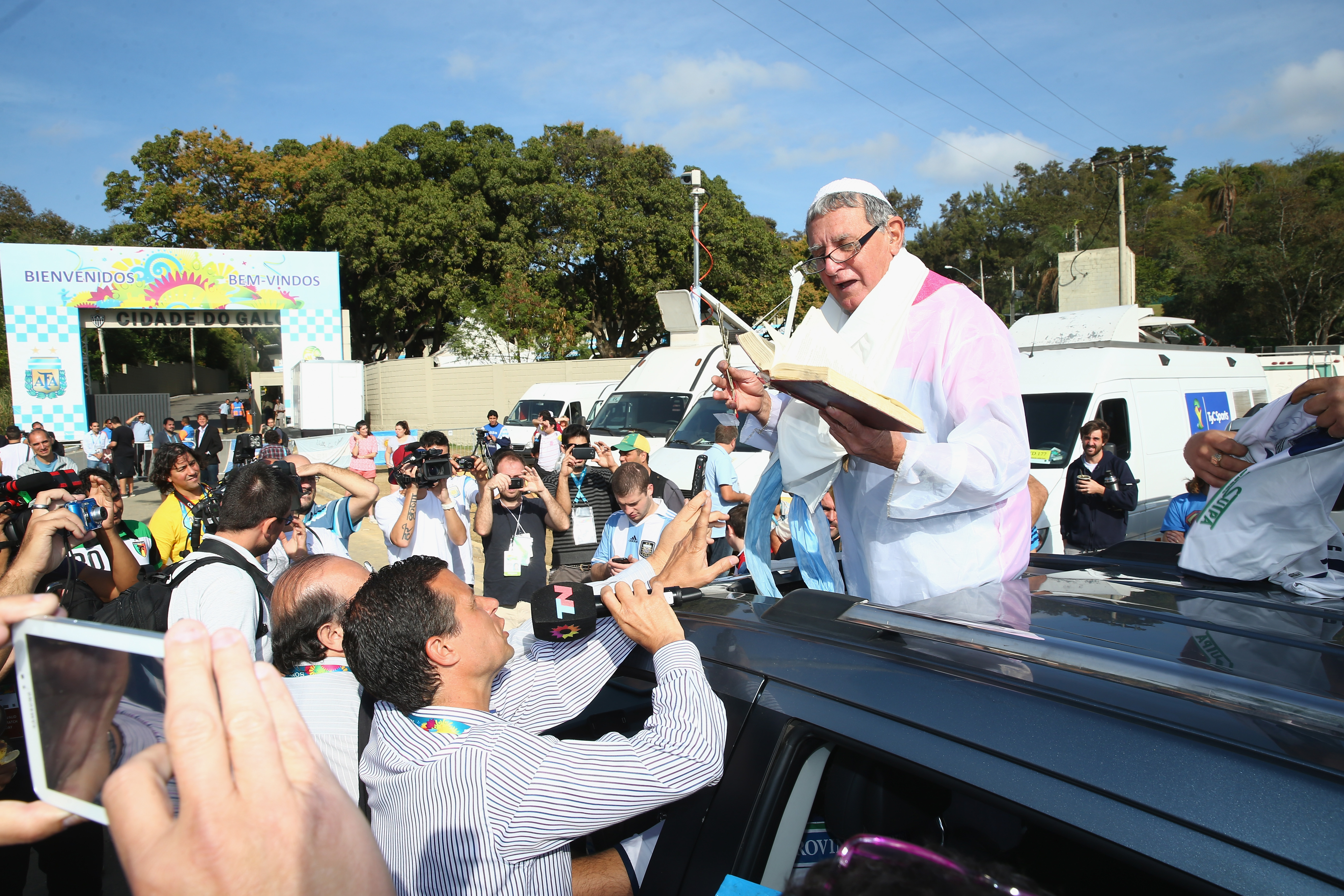 Sósia do Papa rouba a cena em treinos da Argentina em Belo Horizonte