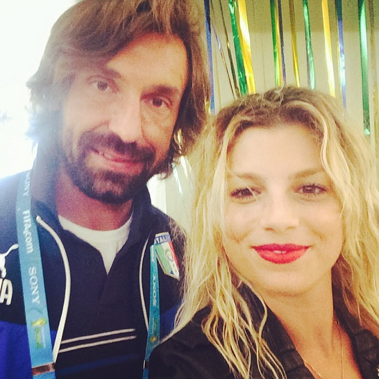 Balotelli, Pirlo e Buffon são tietados por cantora pop italiana; veja fotos