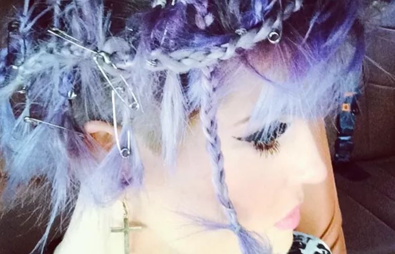 Kelly Osbourne desagrada ao usar alfinetes em penteado