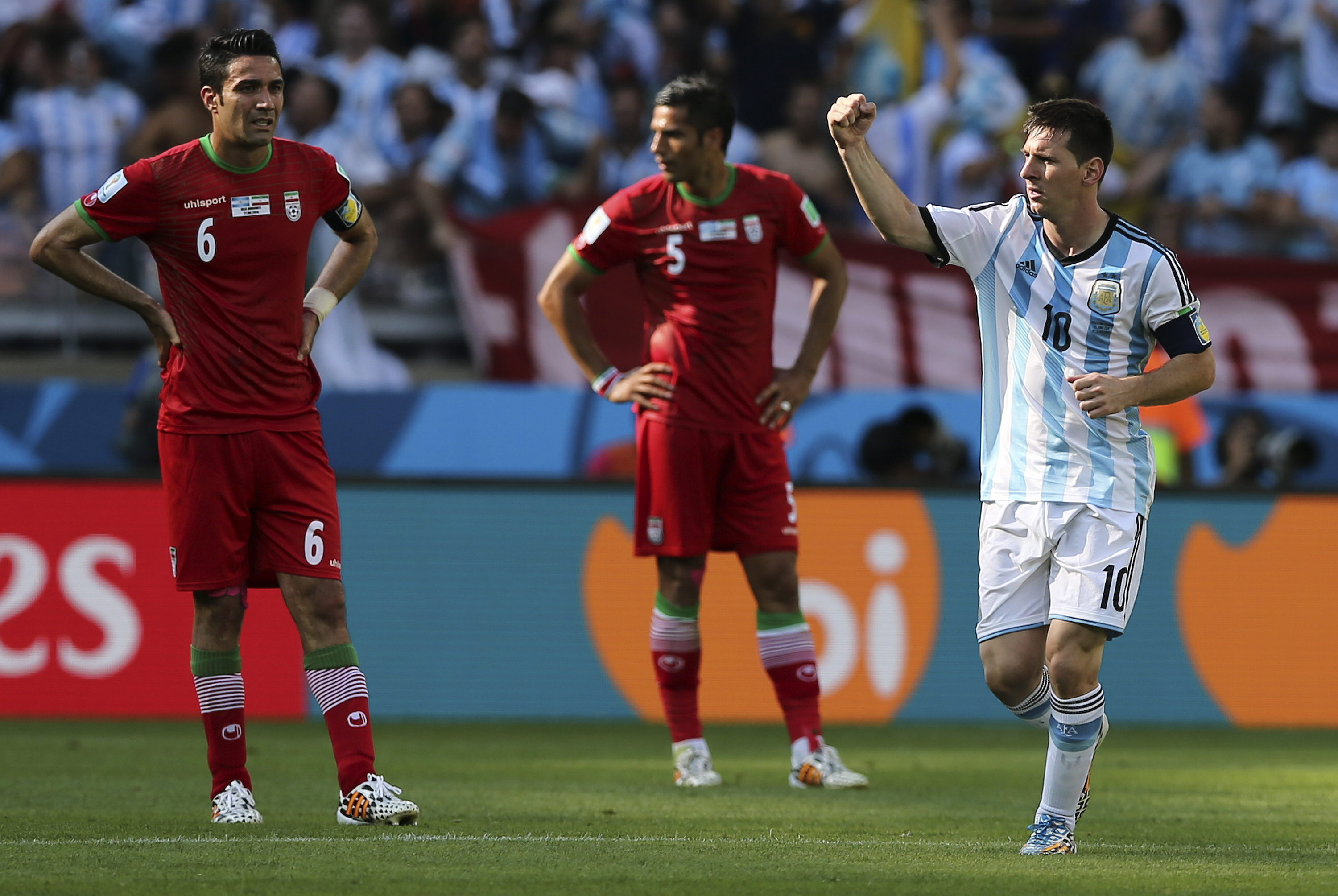 Torcida argentina explode de felicidade após gol de Messi; assista