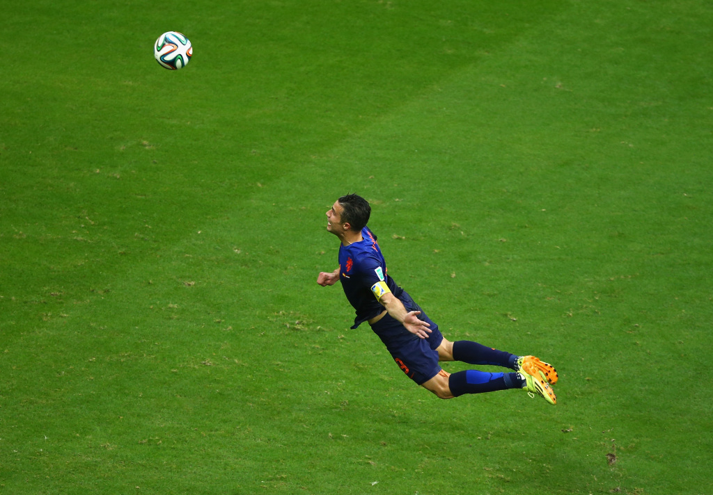 5 - Van Persie e seu golaço contra a Espanha. Resultado: o quinto lugar da lista