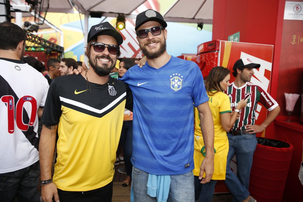Os barbudos Paulinho Vilhena e Rodrigo Hilbert foram ao Maracanã assistir a mais um jogo da Copa do Mundo