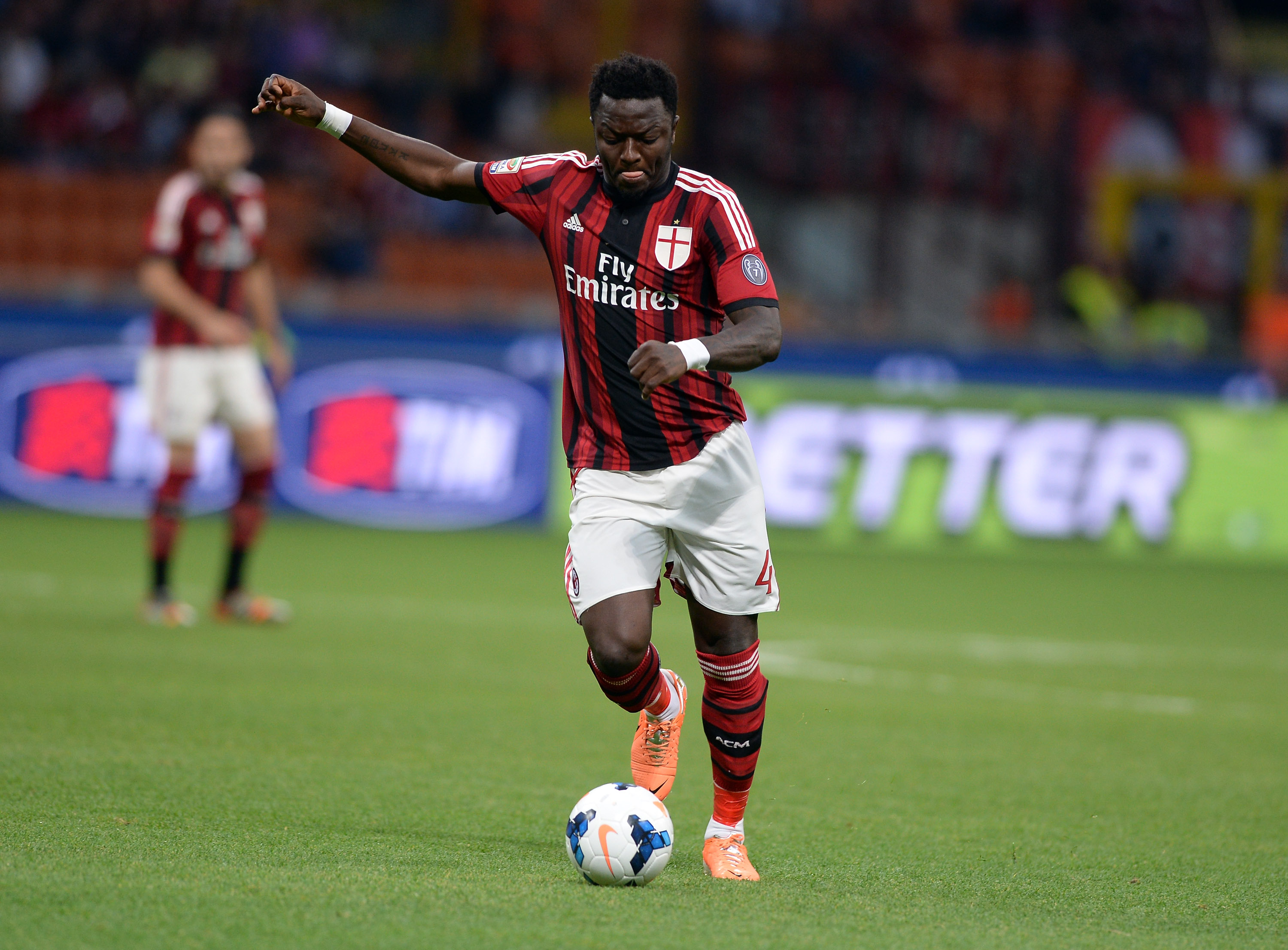Sulley Muntari, meia de Gana, distribui dinheiro em bairro carente de Maceió