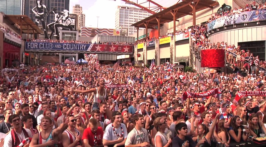 Torcida dos EUA dão show em Kansas e também cantam hino à capela; assista