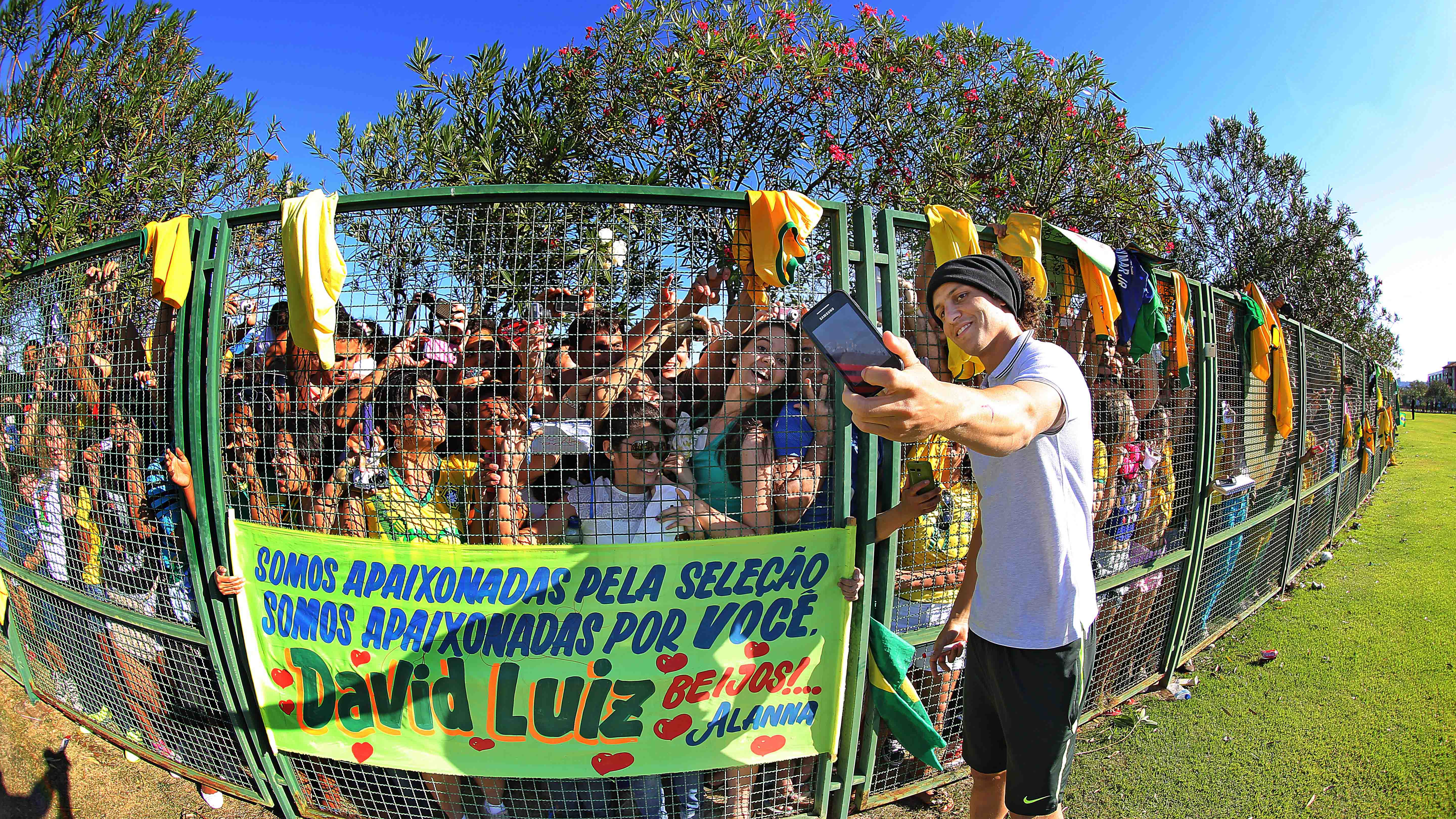 Zagueiro David Luiz vira o queridinho da torcida em Brasília