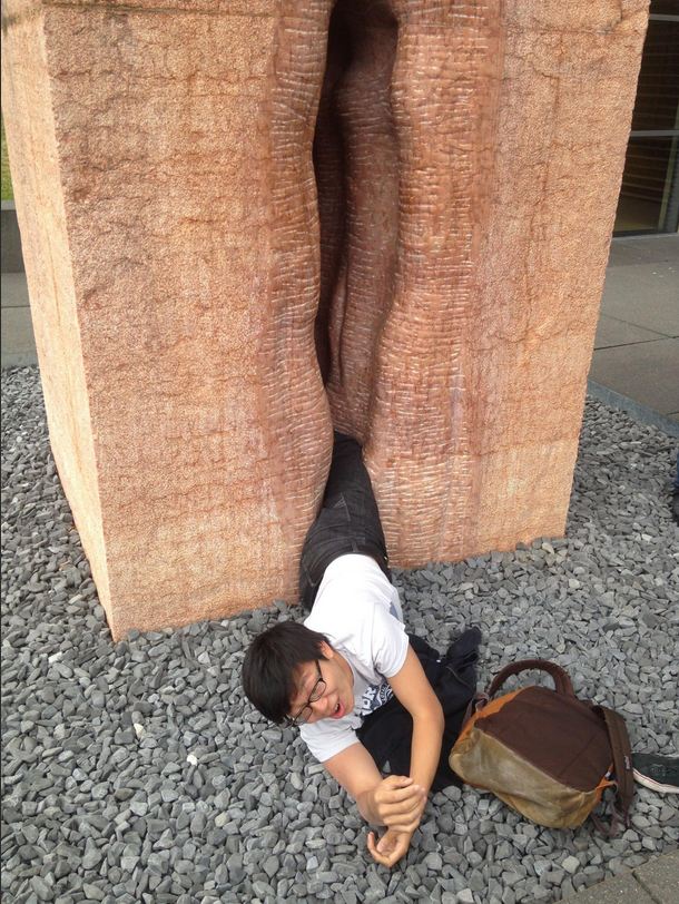 Estudante fica preso em vagina gigante de pedra