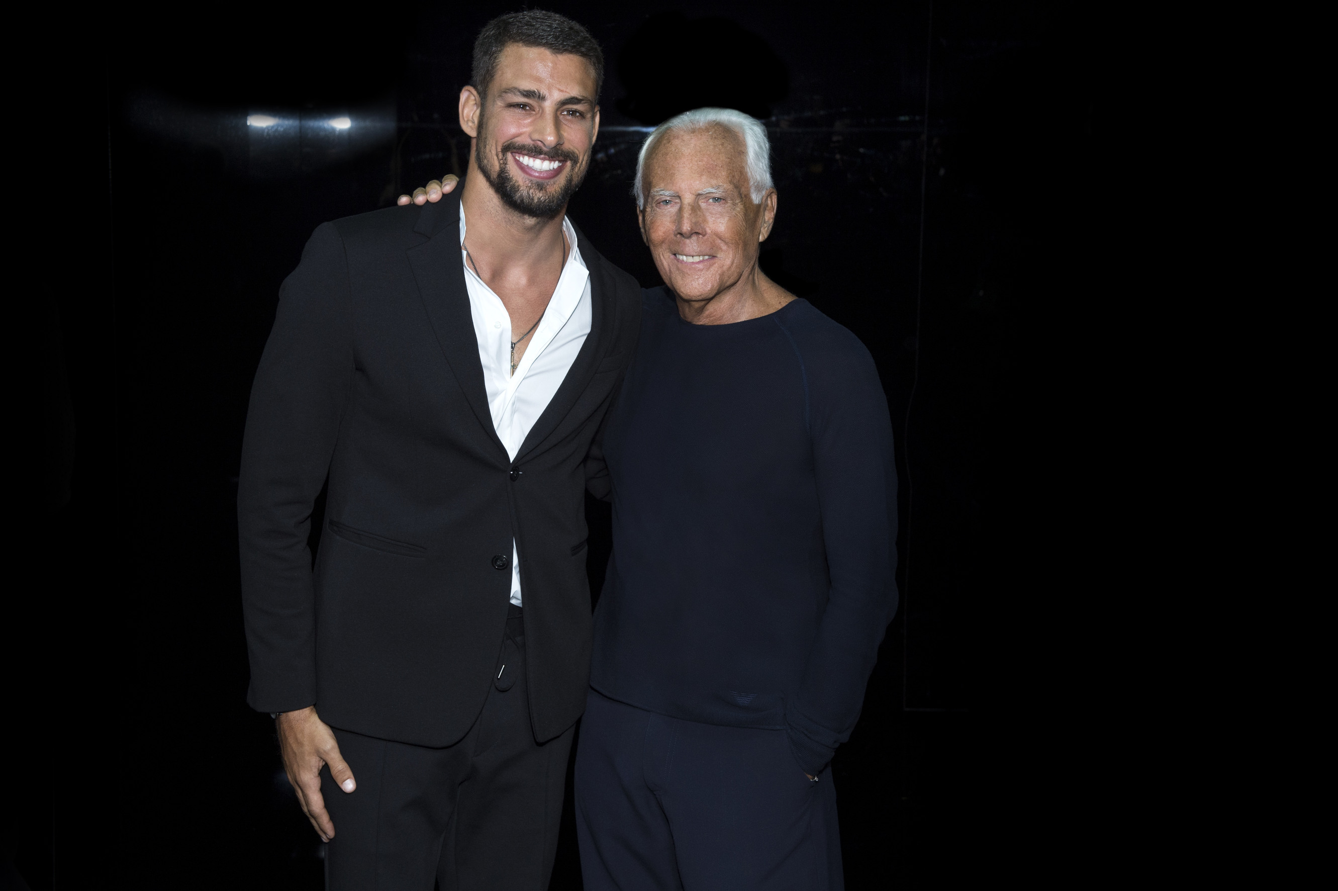 Cauã Reymond assiste a desfile da Emporio Armani na primeira fila
