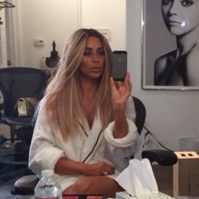 Kim Kardashian muda o visual e fica loira