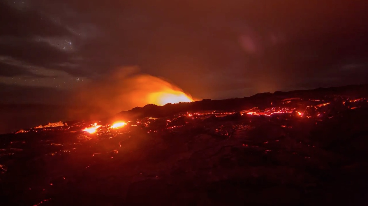 Fotógrafo monta vídeo incrível com imagens de vulcão havaiano em erupção