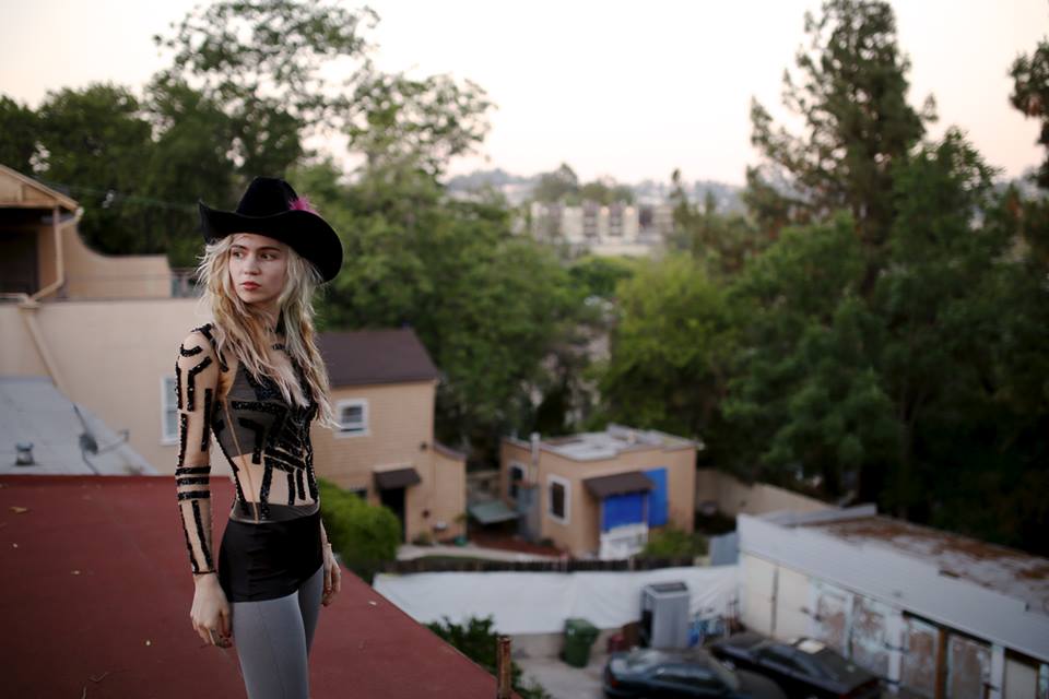 Grimes lança música recusada por Rihanna e quebra dois anos de silêncio