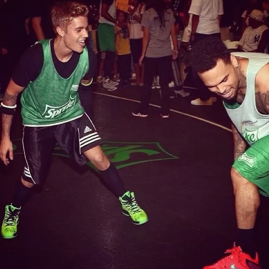 Justin Bieber e Chris Brown jogam juntos basquete em partida de celebridades