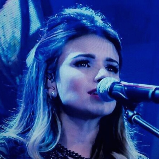 Paula Fernandes torce o pé em show em São Paulo