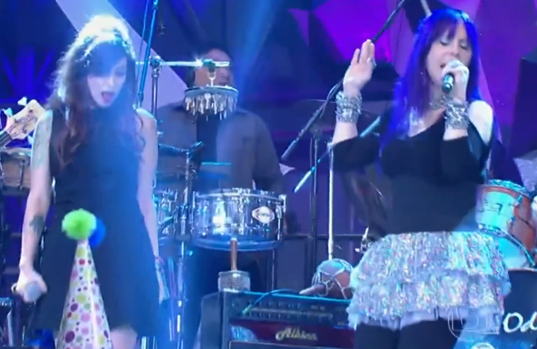 Com Baby do Brasil, Pitty canta 'A Menina Dança' no Altas Horas; assista