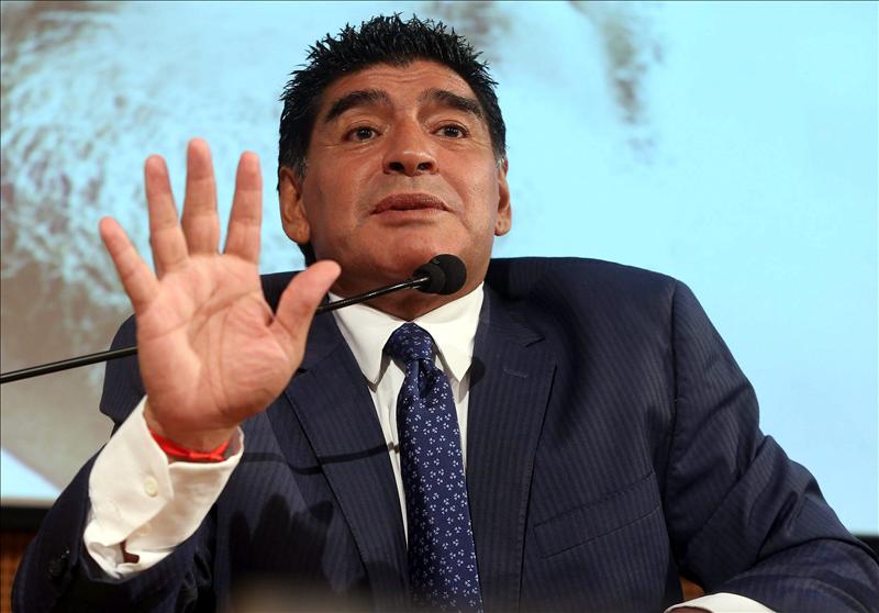 Maradona chama Pelé e Beckenbauer de idiotas por defenderem a Fifa