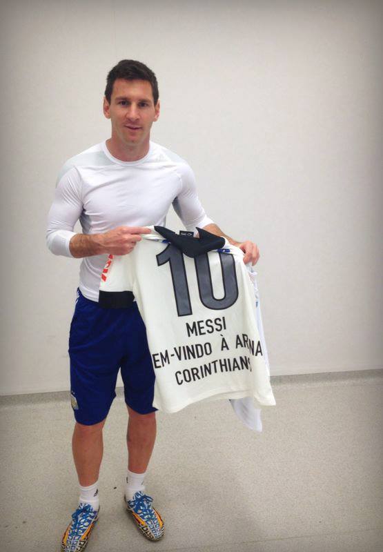 Messi e Mascherano ganham camisas personalizadas do Corinthians no Itaquerão
