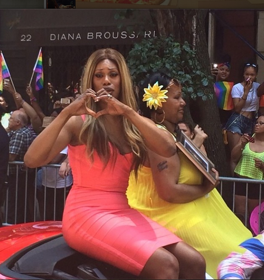 Elenco de 'Orange is The New Black' celebra Parada do Orgulho LGBT em grande estilo