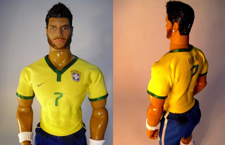 Artista plástico cria boneco do jogador Hulk com bumbum avantajado