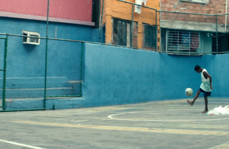 Com favela como cenário, Santana lança clipe de 'Dar um Jeito (We Will Find a Way)', hino oficial da copa do mundo