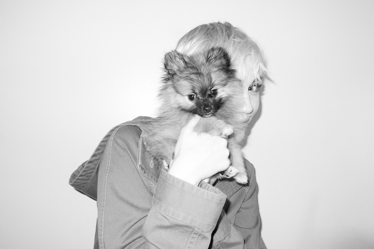Miley Cyrus faz novo photoshoot com Terry Richardson; desta vez, com cachorrinho