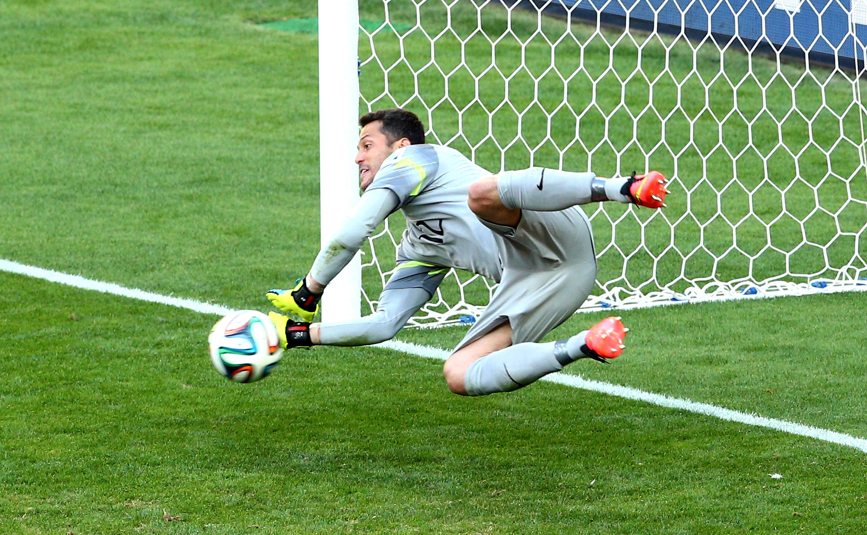 Emissora italiana revela que goleiro Julio Cesar tem pré-acordo com o Benfica