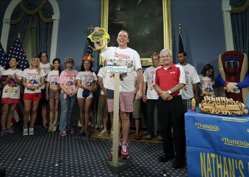 Devoradores de hot dogs participam de concurso tradicional em Nova York