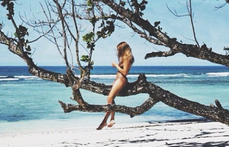 Yasmin Brunet publica foto nua no Instagram