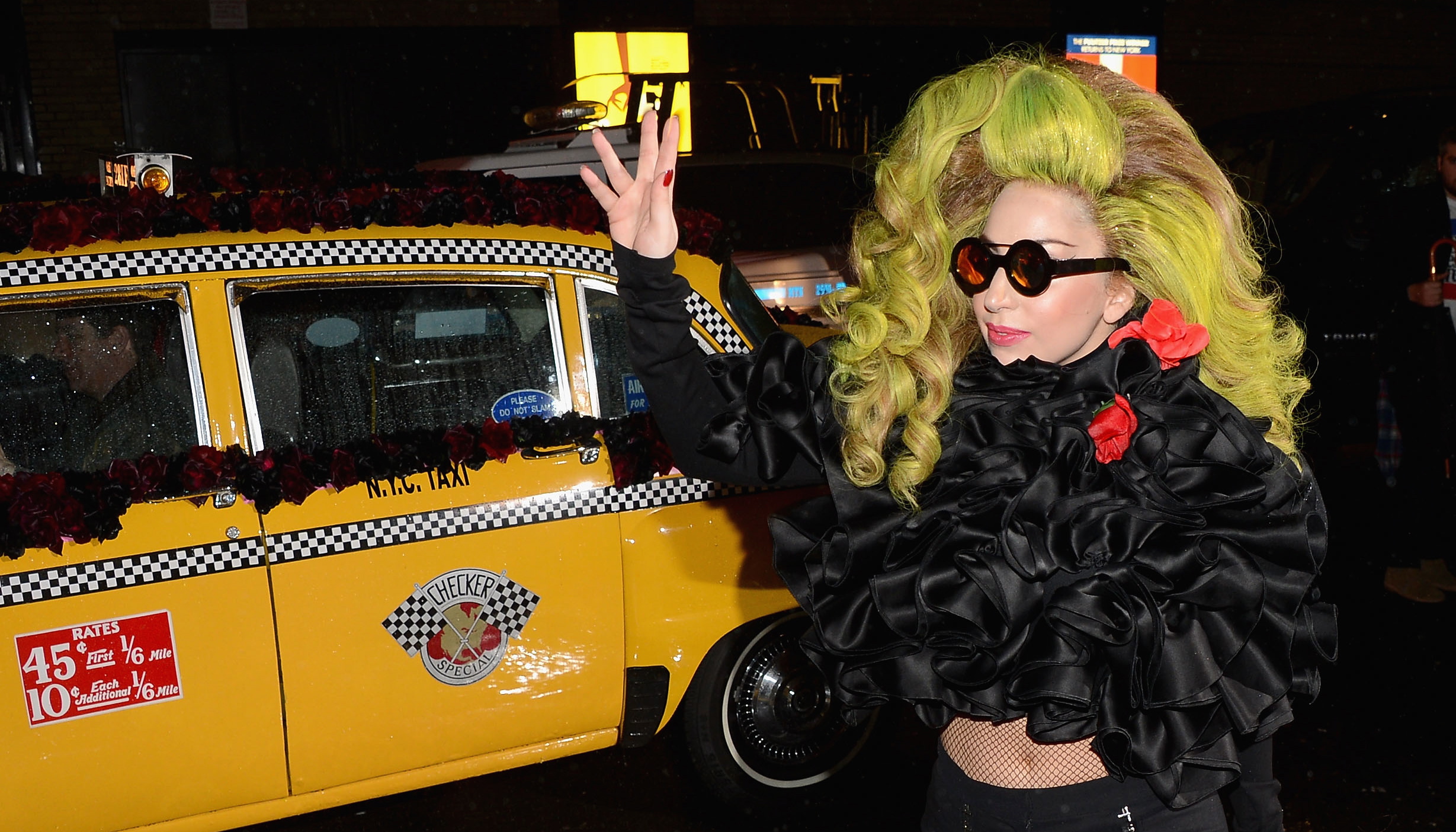 Após postar foto de show errado e ser desmascarada, Gaga zoa fãs de Madonna