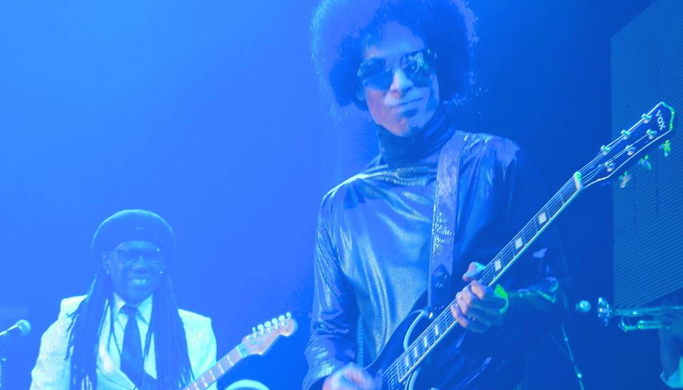 Prince e Nile Rodgers juntam-se para tocar 'Let's Dance', de David Bowie