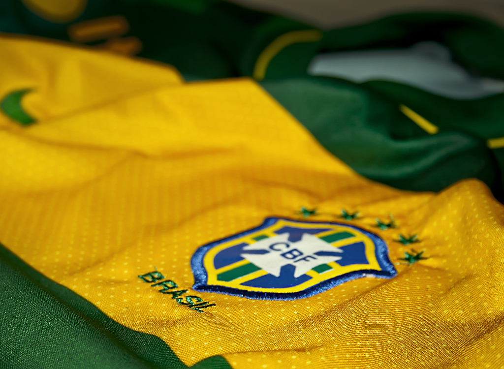 Por vitória do Brasil, fãs apostam em simpatias, como congelar nomes de jogadores