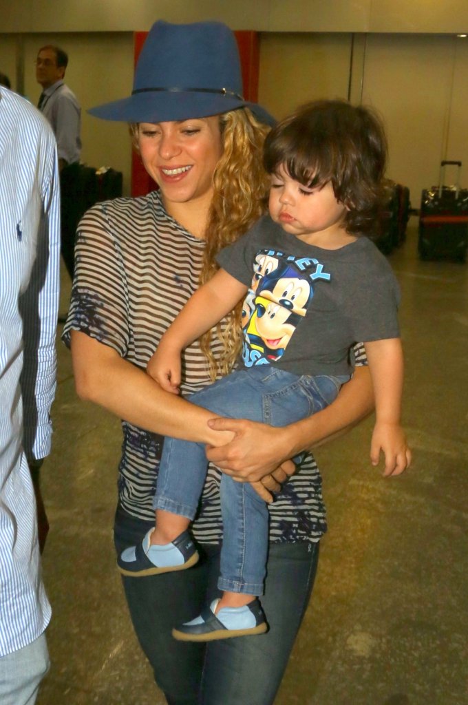 Shakira desembarcou no Rio de Janeiro, nesta quinta-feira (10), para cantar na final da Copa do Mundo. Ela estava com o filho Milan, de sua relação com o jogador espanhol Piqué