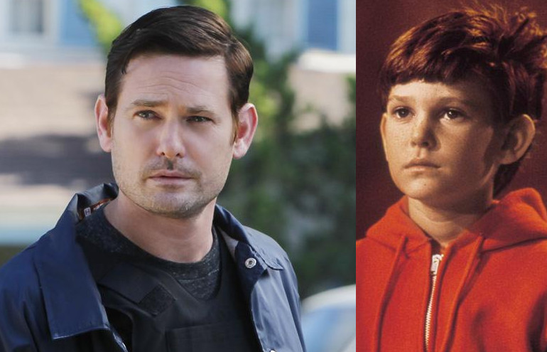 Henry Thomas, hoje com 42 anos, fez o papel do protagonista Elliot no filme E.T. – O Extraterrestre (aquele que leva ET na cestinha da bicicleta). O ator continuou no cinema, sem obter o mesmo destaque. Ele participou do filme Gangues de Nova York (2002) e do seriado O Mentalista (2011)