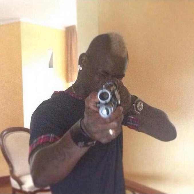 Balotelli manda ‘beijinho para os haters’ empunhando arma e causa nova polêmica