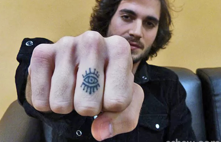 Fiuk mostra tatuagem de disco voador no braço e explica: ‘Uma certeza’