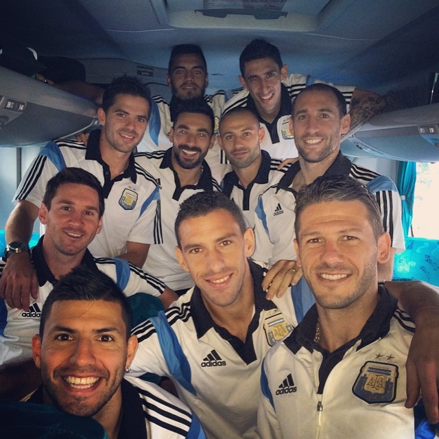Lavezzi posta foto com companheiros e mostra clima descontraído no ônibus argentino